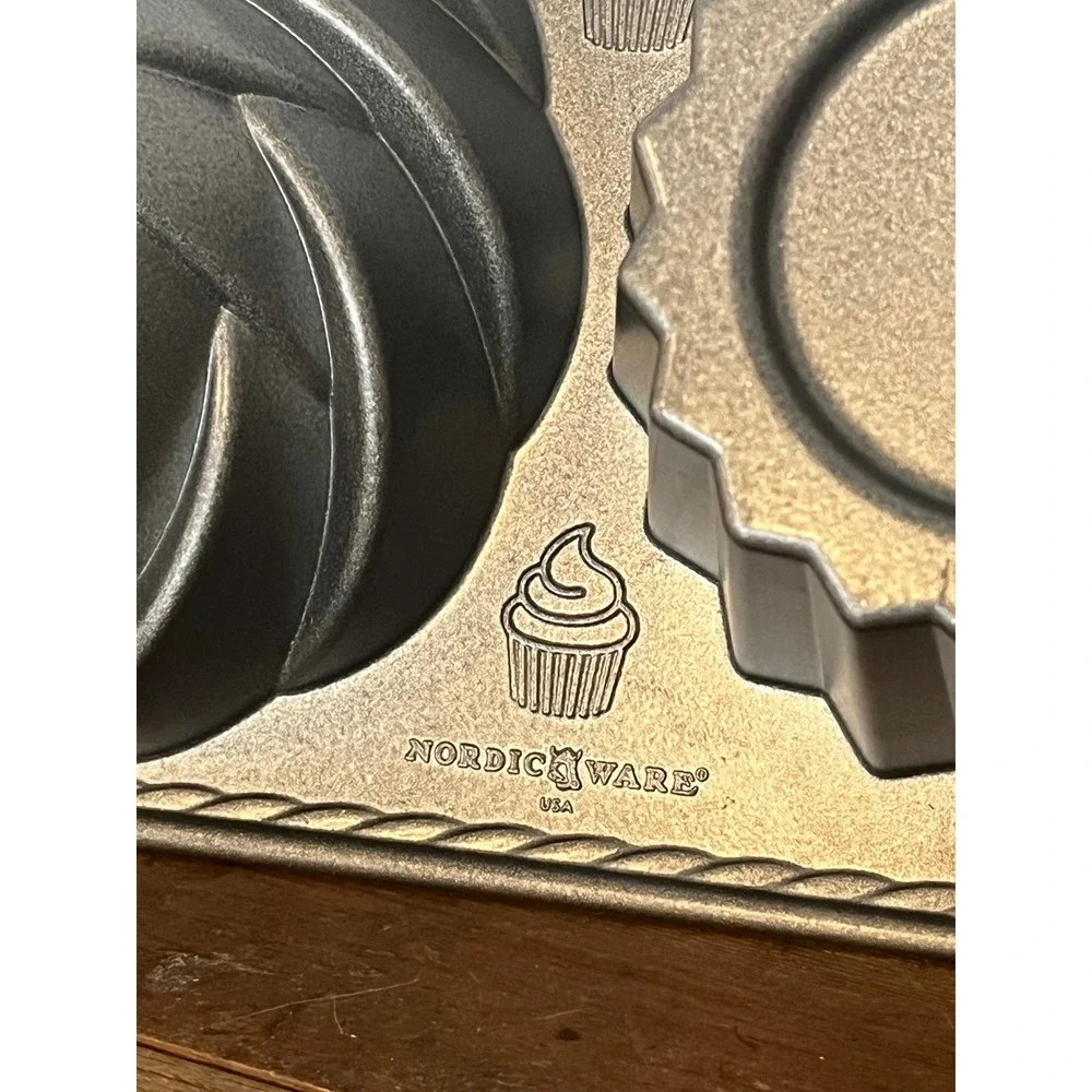 Nordic Ware Cute Cupcake Nonstick Baking Pan Makes‎ One Giant Cupcake